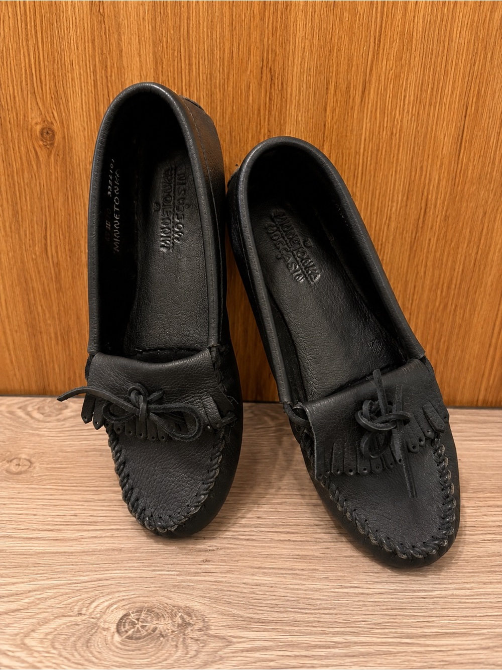 Minnetonka Black Leather Moccasin Flats – Women’s Size 10